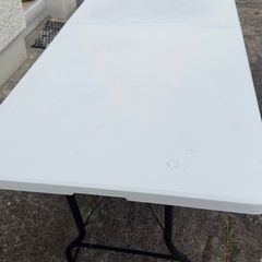 Foldable table