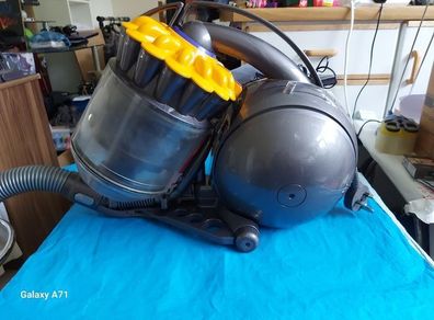 DYSON BALL Multi Floor Vacuum Cleaner in excellent condition