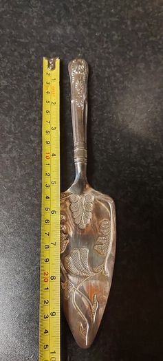 metal cake slice,sold as seen ,see pictures for condition,,buyer collects or pays postage thank you.