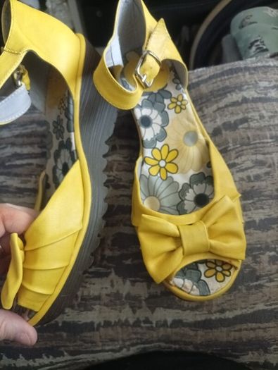ladies sandals pairs  please see photos