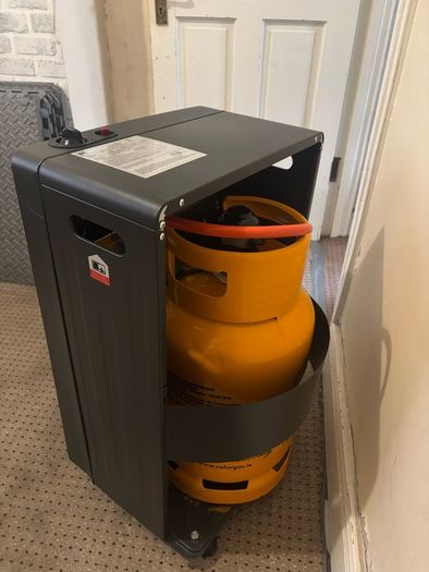 Portable Butane Gas Heater. Includes Gas Bottle (With Gas) & Regulator