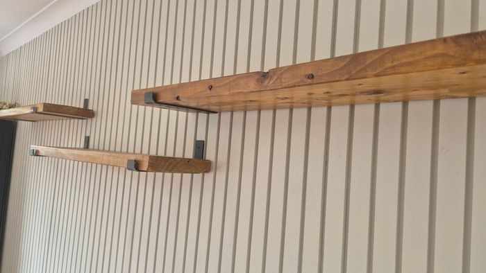 Solid wood shelves, incl. heavy duty metal brackets