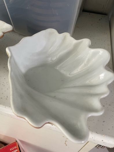Dish clamshell bowl
