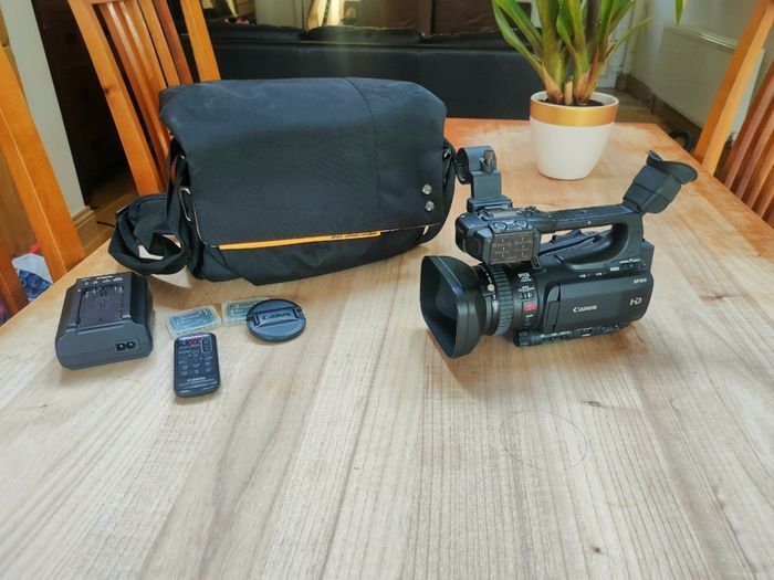Canon XF100 Professional Camcorder with 10x HD Video lens, Compact Flash (CF) Recording