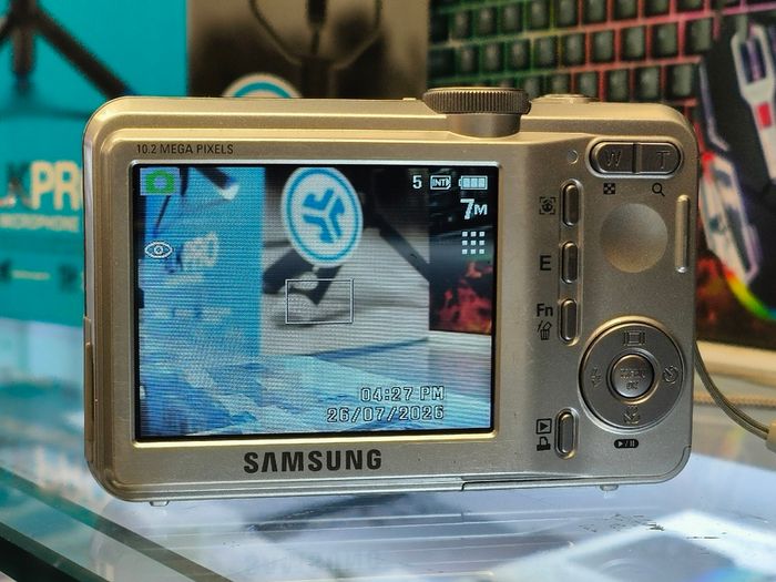 SAMSUNG S1065 10.2MP Compact Digital Camera, 5X Optical Zoom, Face Detection, Digital Image Stabilisation, (Takes 2 AA Batteries, Not Included) Used