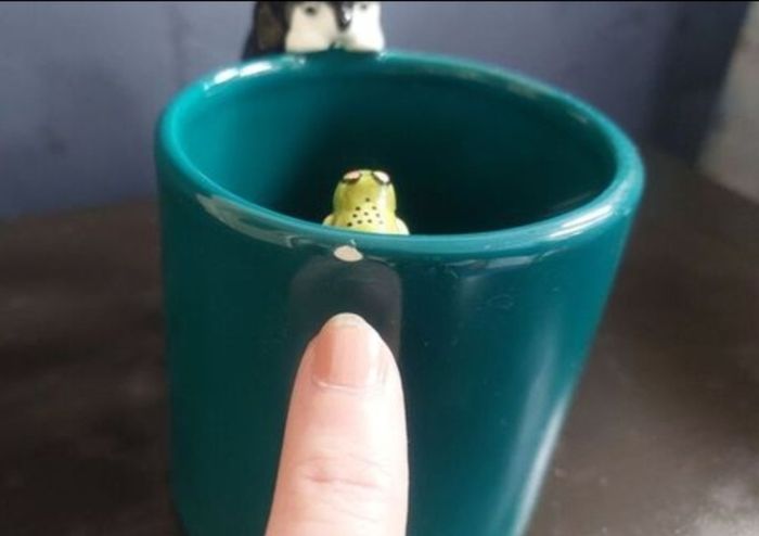 Fabulous Collectable Vintage Hand-Painted 3-D Cat and Frog Mug by Bergschrund, Seattle, USA, from 1991, Display Only Due to Hairline Crack