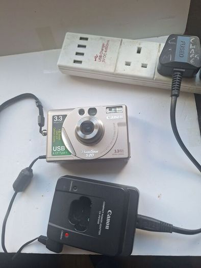 Canon PowerShot S20 3.3MP Vintage Digital Camera Boxed