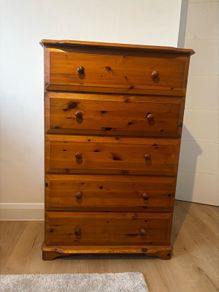 Solid pine 5-drawer chest of drawers in great condition