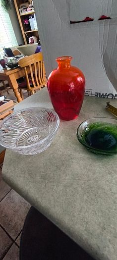 3 DIFFERENT ITMES- 1- Vintage Tangerine Orange Glass Vase. 28.00 euro. 2- Clear cut crystal or pressed glass with a spiral/ribbed optical design.15.00 euro. 3- Small bowl murano style as trinckelt dish or decoertive piece 25.00 euro.