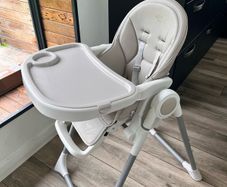 Baby feeding chair