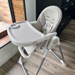 Baby feeding chair