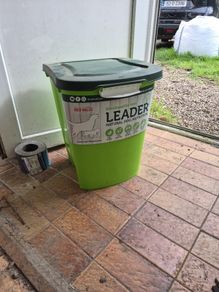 Dog food container