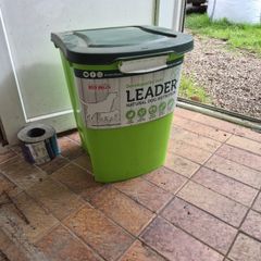 Dog food container