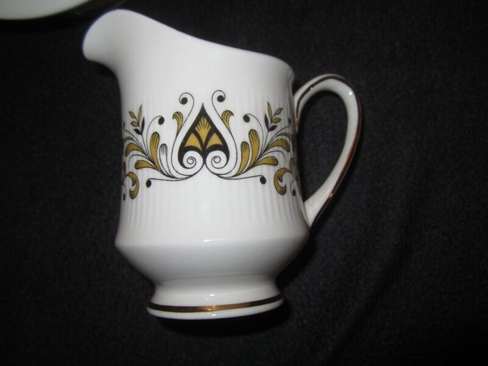Royal standard T pot, sugar bowl and jug