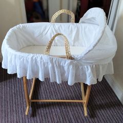 Moses Basket, mattress & mattress sheets