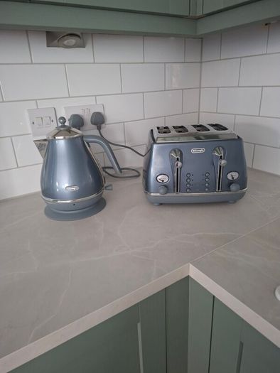 Delonghi metallic kettle and toaster and 4 slice toaster