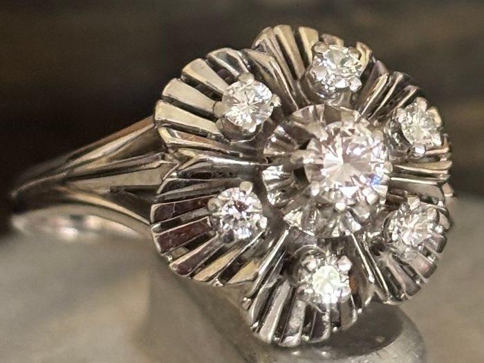 Antique Art Deco 18ct Gold and  Diamond Daisy Ring