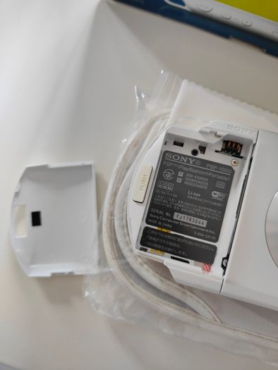PSP1000 Ceramic White Giga Pack Japan, 2005 Near Mint, Boxed, Complete Set