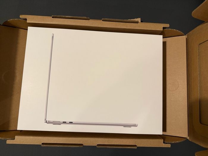 MacBook Air 15-inch M4 CHIP 2025 16/256GB (IRISH STOCK)10-Core CPU/10-Core GPU Brand New Sealed 1 year Apple Warranty RECEIPT.