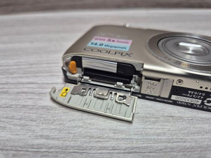Nikon S3100 Digital Compact Camera Working w/ Nikkor 5x Wide Optical Zoom Lens