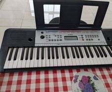 Yamaha YPT-260 61-Key Portable Electronic Keyboard (Excellent Condition)