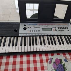 Yamaha YPT-260 61-Key Portable Electronic Keyboard (Excellent Condition)