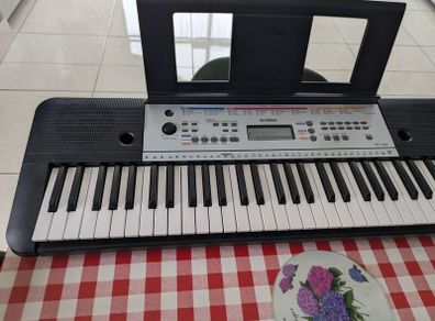 Yamaha YPT-260 61-Key Portable Electronic Keyboard (Excellent Condition)