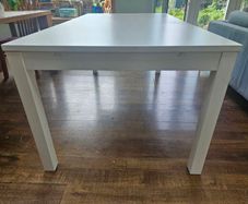 Extendable dining table