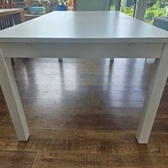 Extendable dining table