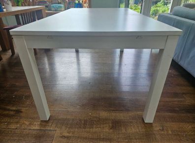 Extendable dining table