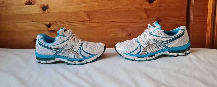Asics gel kayano 18 sky blue/white Size 6.5 eu 40 in like new condition