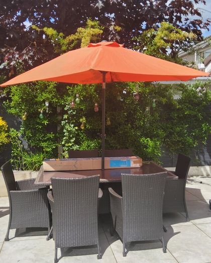 Garden rattan table, 6 chairs and cushions and 2 x Parsol