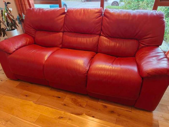 Burgundy Red 3-seater double-recliner couch