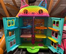 Gabby's Doll House & many accessories