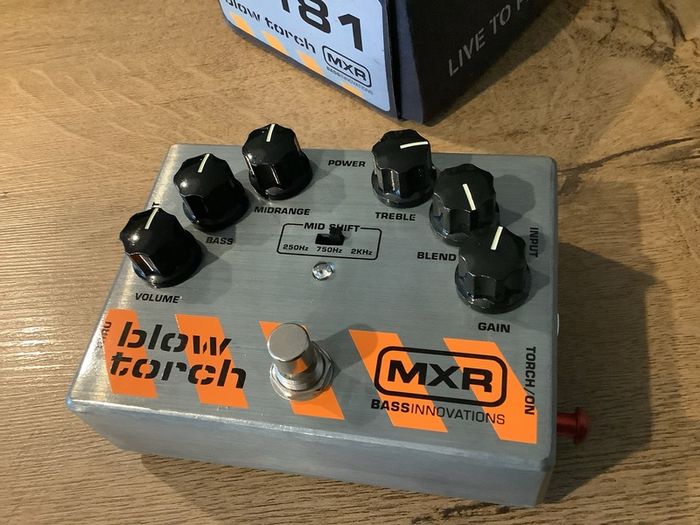 MXR M181 Bass Blowtorch pedal box