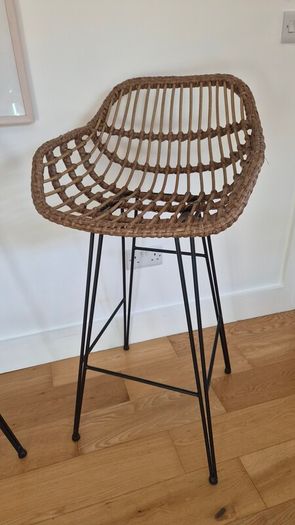 2 bar stools