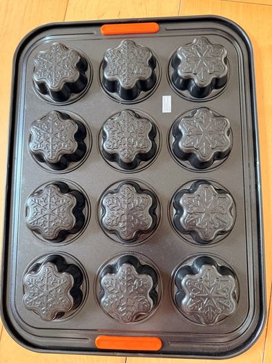 Les Creuset snowflake cupcake