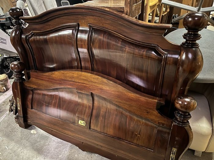 King Size Solid Wood Sleigh Bed. Mahogany Style. Excellent Condition