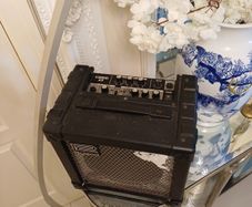 Roland cube guitar amplifier