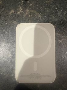 Wireless MagSafe battery pack charger