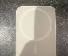 Wireless MagSafe battery pack charger