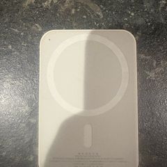 Wireless MagSafe battery pack charger