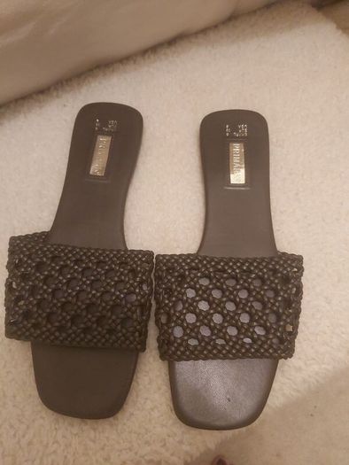 Ladies flats