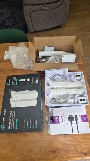 TP-Link Omada EAP215 Bridge Kit and accessories
