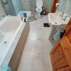 Bathroom Suite- Shower tray & enclosure, toilet, sink