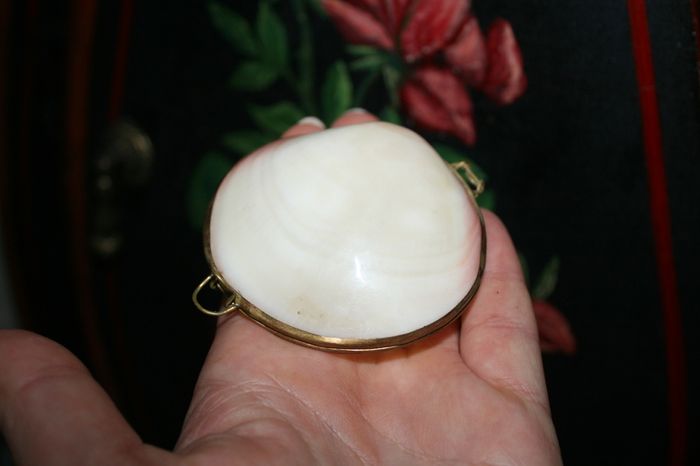 Vintage Genuine Clam Shell Compact Beautiful 2,4"