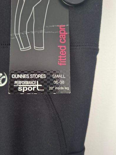 Capri length fitted sports bottoms