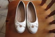 White comfort shoes    size 5   wide