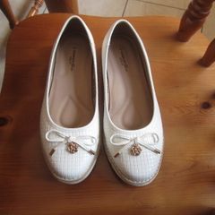 White comfort shoes    size 5   wide