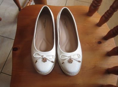 White comfort shoes    size 5   wide